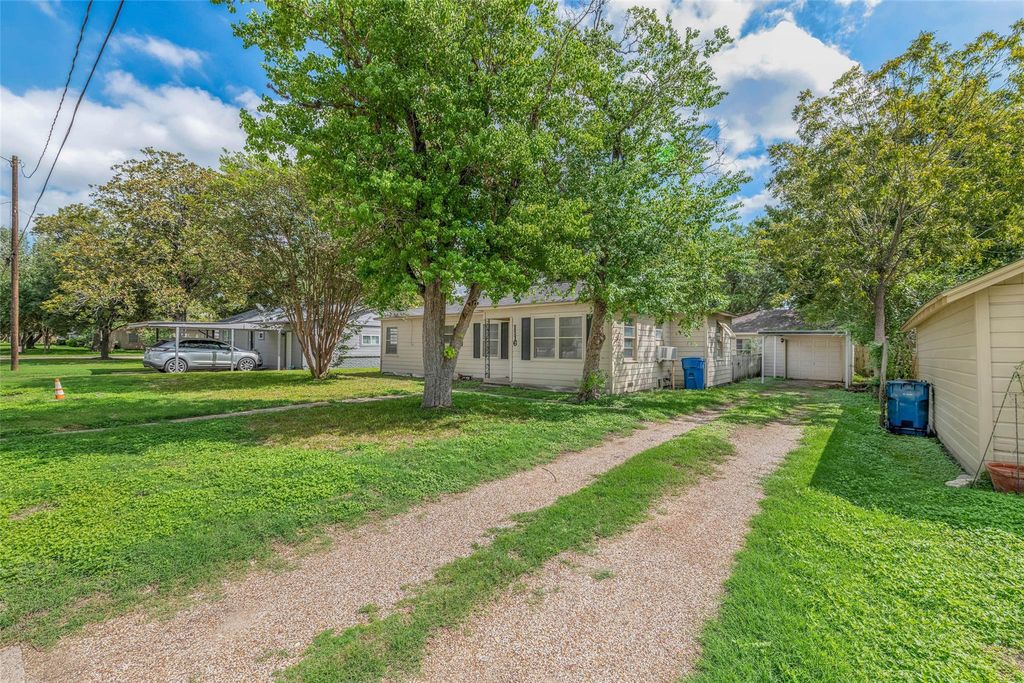 1116 Kettler St, Navasota, TX 77868