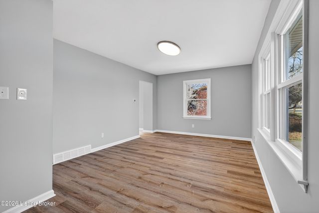 7106 Sun Valley Dr, Louisville, KY 40272