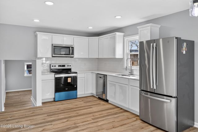 7106 Sun Valley Dr, Louisville, KY 40272