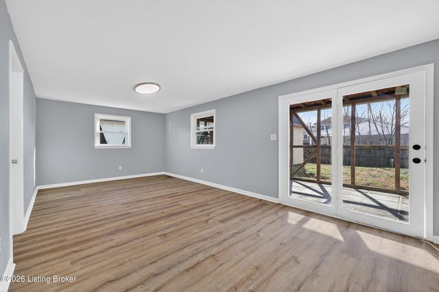 7106 Sun Valley Dr, Louisville, KY 40272