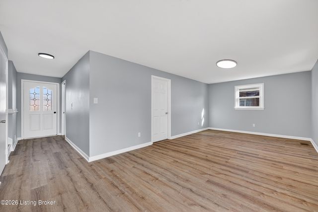 7106 Sun Valley Dr, Louisville, KY 40272