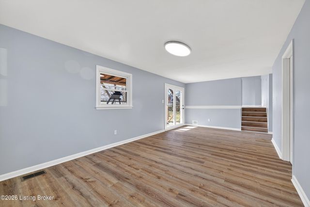 7106 Sun Valley Dr, Louisville, KY 40272