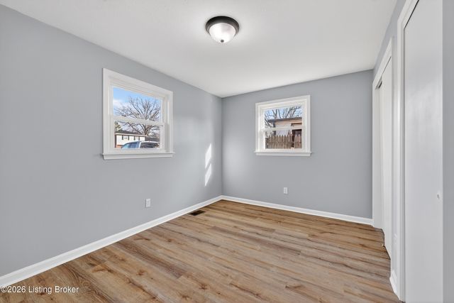 7106 Sun Valley Dr, Louisville, KY 40272