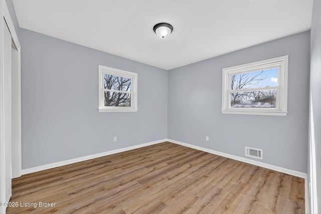 7106 Sun Valley Dr, Louisville, KY 40272