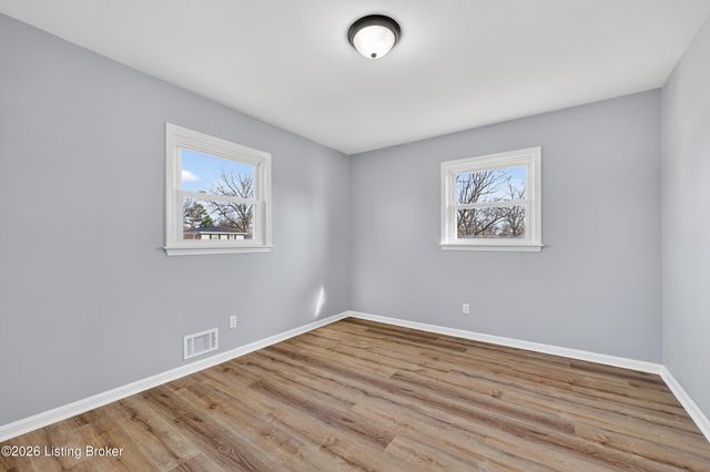 7106 Sun Valley Dr, Louisville, KY 40272