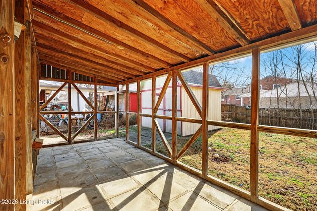 7106 Sun Valley Dr, Louisville, KY 40272