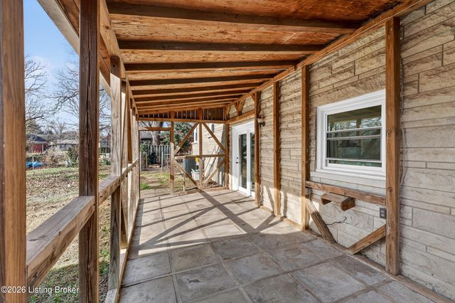 7106 Sun Valley Dr, Louisville, KY 40272