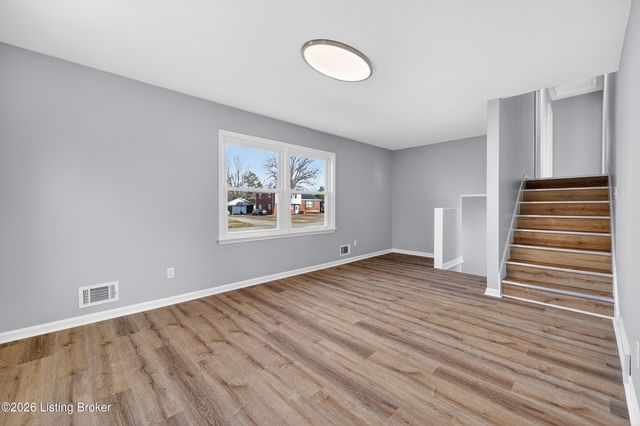 7106 Sun Valley Dr, Louisville, KY 40272