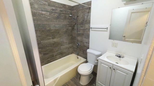 111 N Center Street 2R, Joliet, IL 60435