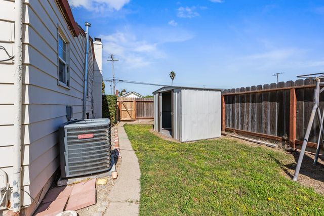 621 Poplar St, Oakdale, CA 95361