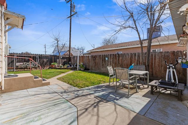 621 Poplar St, Oakdale, CA 95361