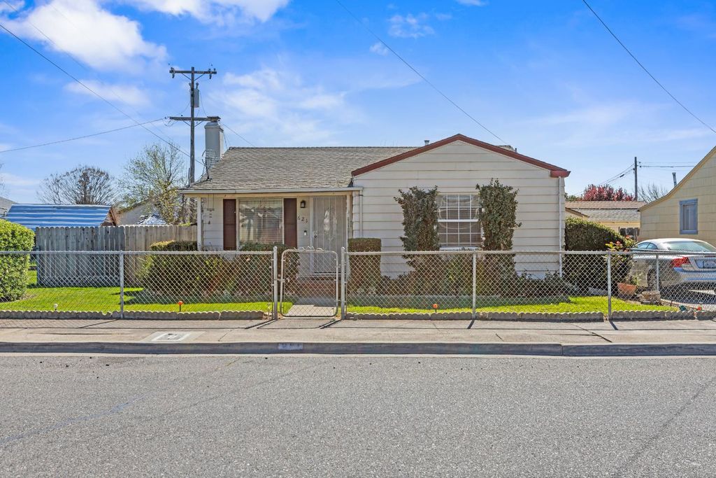 621 Poplar St, Oakdale, CA 95361