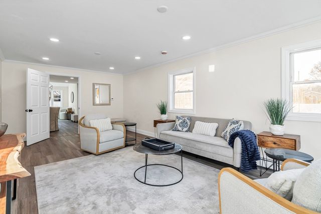 15 Pinewood Rd, Tewksbury, MA 01876