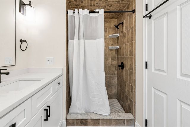 15 Pinewood Rd, Tewksbury, MA 01876