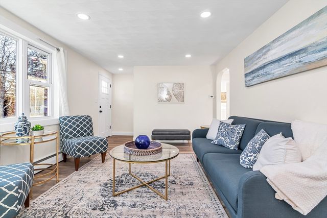 15 Pinewood Rd, Tewksbury, MA 01876