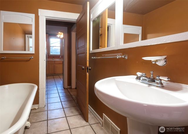 2214 N 60th Street, Seattle, WA 98103