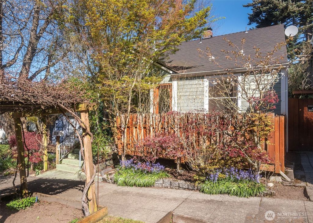 2214 N 60th Street, Seattle, WA 98103