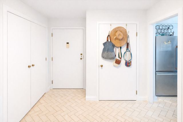 40 N Tower Road 6G, Oak Brook, IL 60523