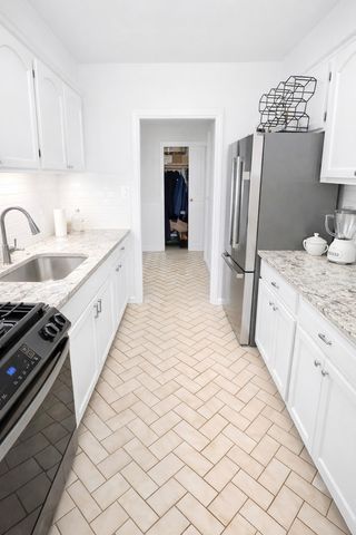 40 N Tower Road 6G, Oak Brook, IL 60523