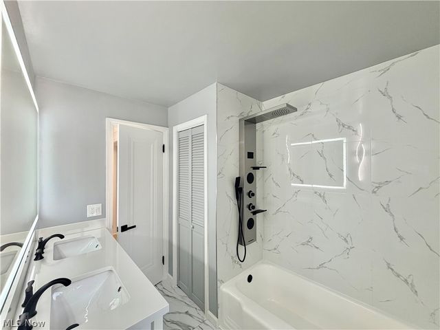 5751 Onaway Oval, Parma, OH 44130