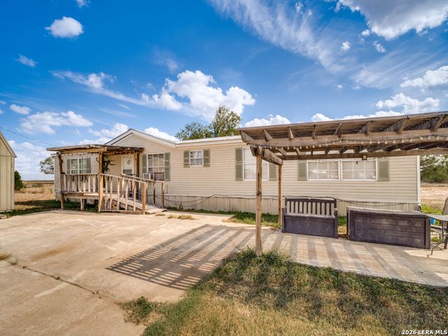 264 County Road 7710, Devine, TX 78016