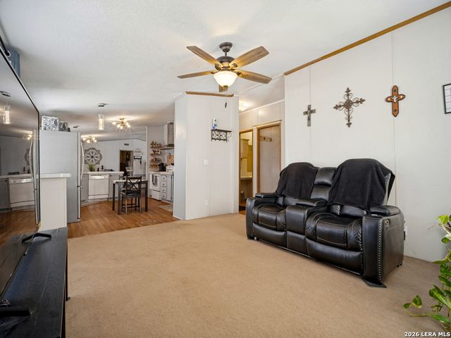 264 County Road 7710, Devine, TX 78016