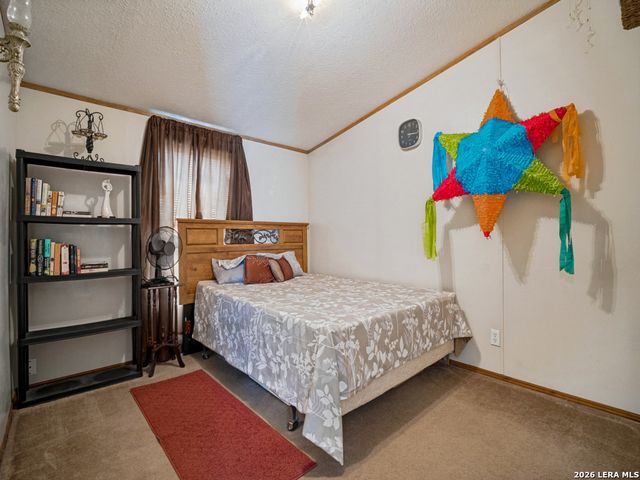 264 County Road 7710, Devine, TX 78016