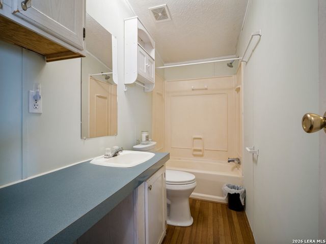 264 County Road 7710, Devine, TX 78016
