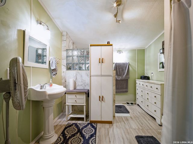 264 County Road 7710, Devine, TX 78016