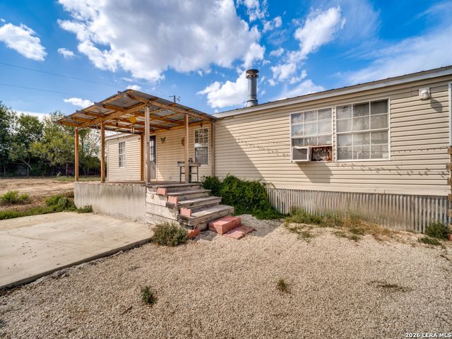 264 County Road 7710, Devine, TX 78016