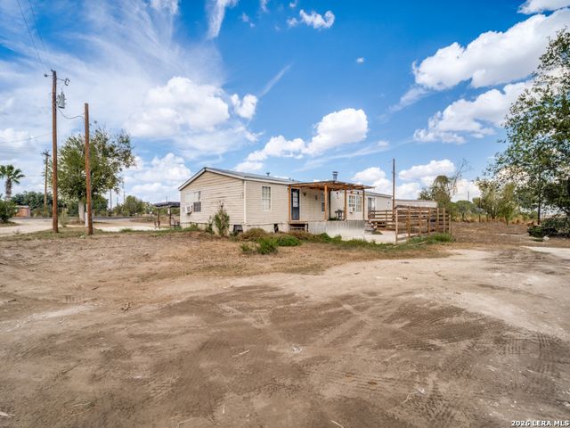 264 County Road 7710, Devine, TX 78016