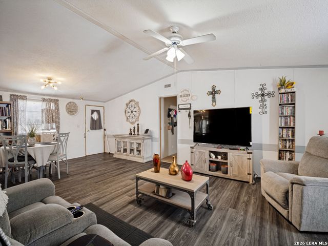 264 County Road 7710, Devine, TX 78016