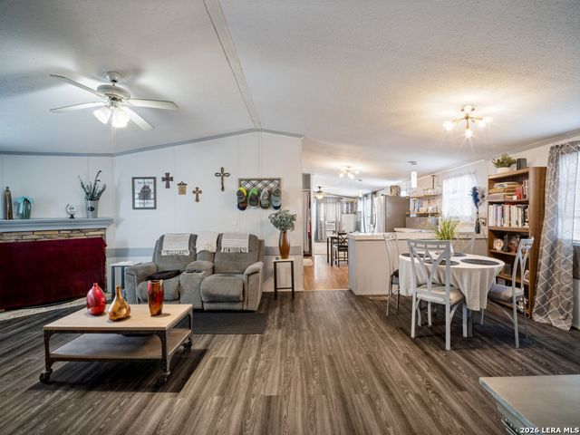 264 County Road 7710, Devine, TX 78016