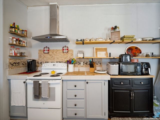 264 County Road 7710, Devine, TX 78016