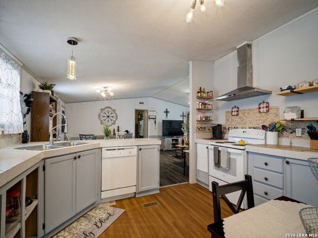 264 County Road 7710, Devine, TX 78016