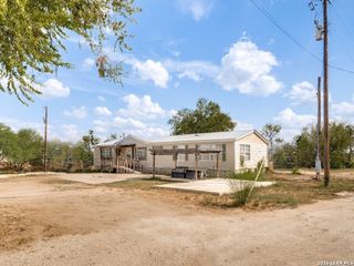 264 County Road 7710, Devine, TX 78016