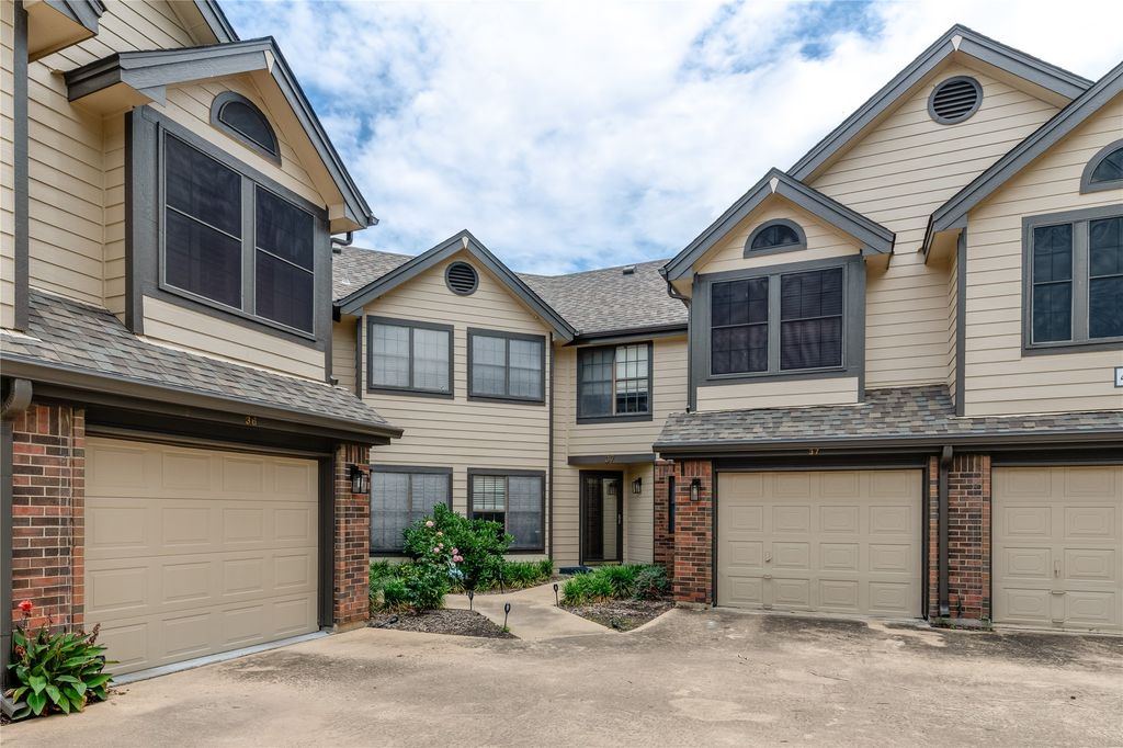 402 Santa Fe Trail 37, Irving, TX 75063