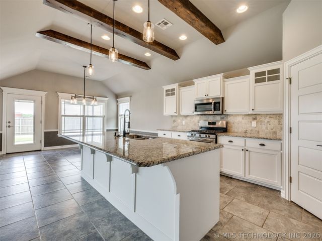 7025 E Oak Ridge Street, Broken Arrow, OK 74014