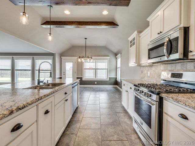 7025 E Oak Ridge Street, Broken Arrow, OK 74014