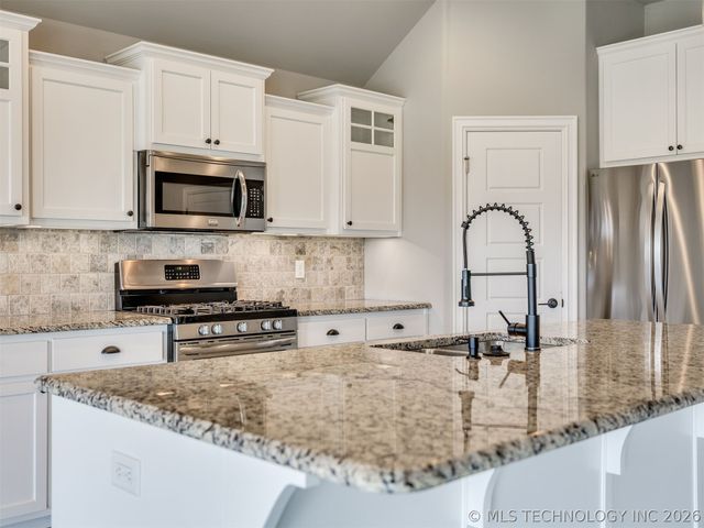 7025 E Oak Ridge Street, Broken Arrow, OK 74014