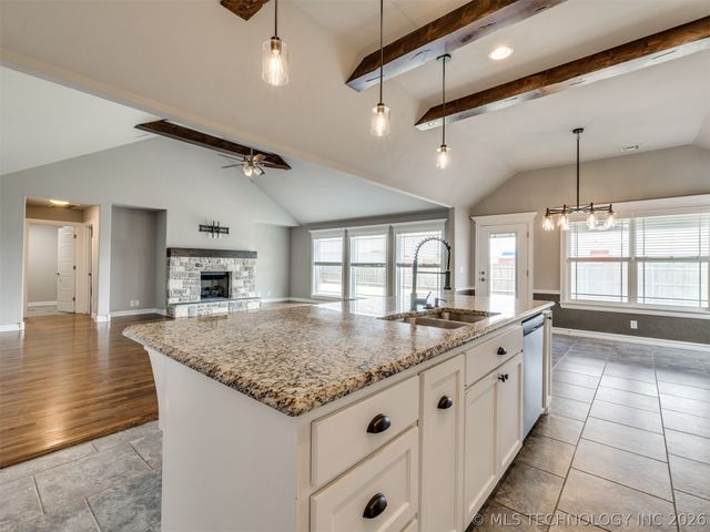 7025 E Oak Ridge Street, Broken Arrow, OK 74014