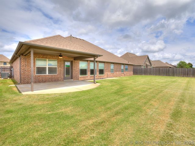 7025 E Oak Ridge Street, Broken Arrow, OK 74014