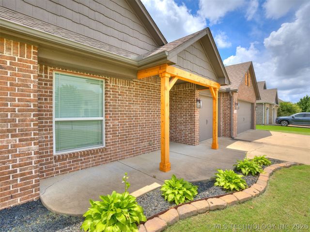 7025 E Oak Ridge Street, Broken Arrow, OK 74014
