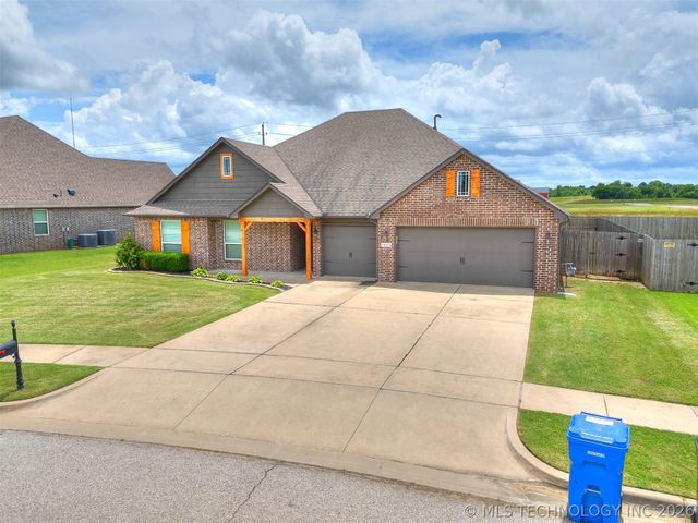 7025 E Oak Ridge Street, Broken Arrow, OK 74014