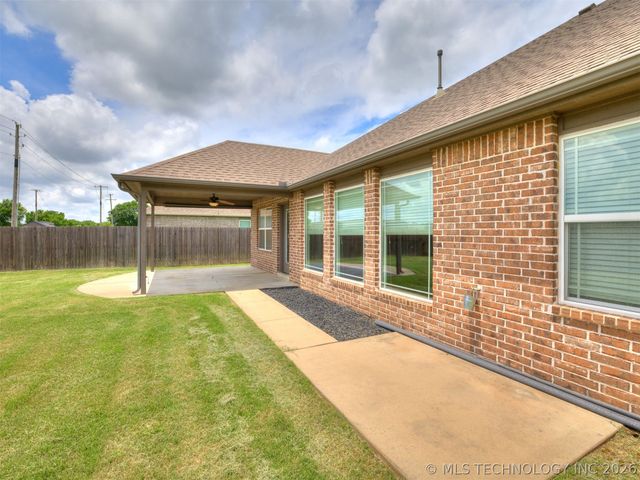 7025 E Oak Ridge Street, Broken Arrow, OK 74014