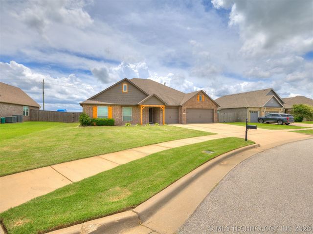 7025 E Oak Ridge Street, Broken Arrow, OK 74014