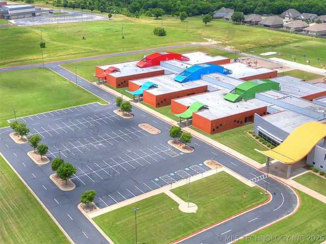 7025 E Oak Ridge Street, Broken Arrow, OK 74014