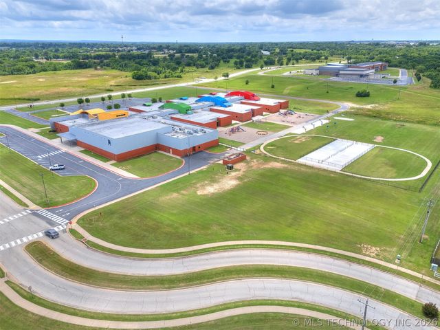 7025 E Oak Ridge Street, Broken Arrow, OK 74014