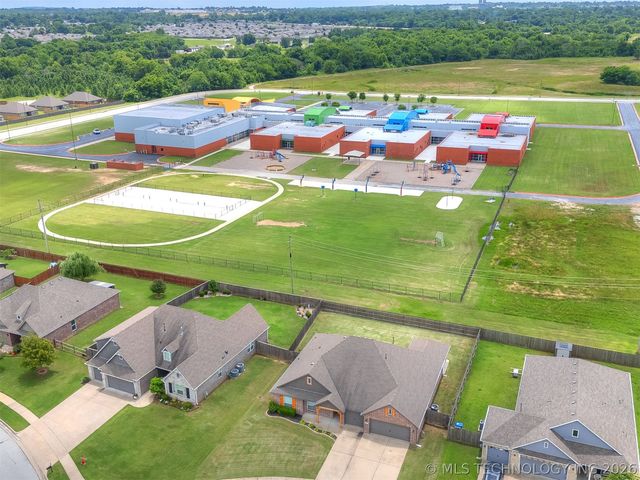 7025 E Oak Ridge Street, Broken Arrow, OK 74014