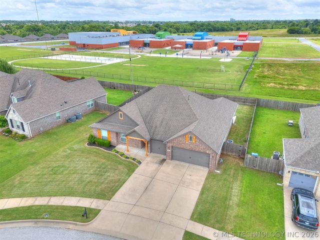 7025 E Oak Ridge Street, Broken Arrow, OK 74014